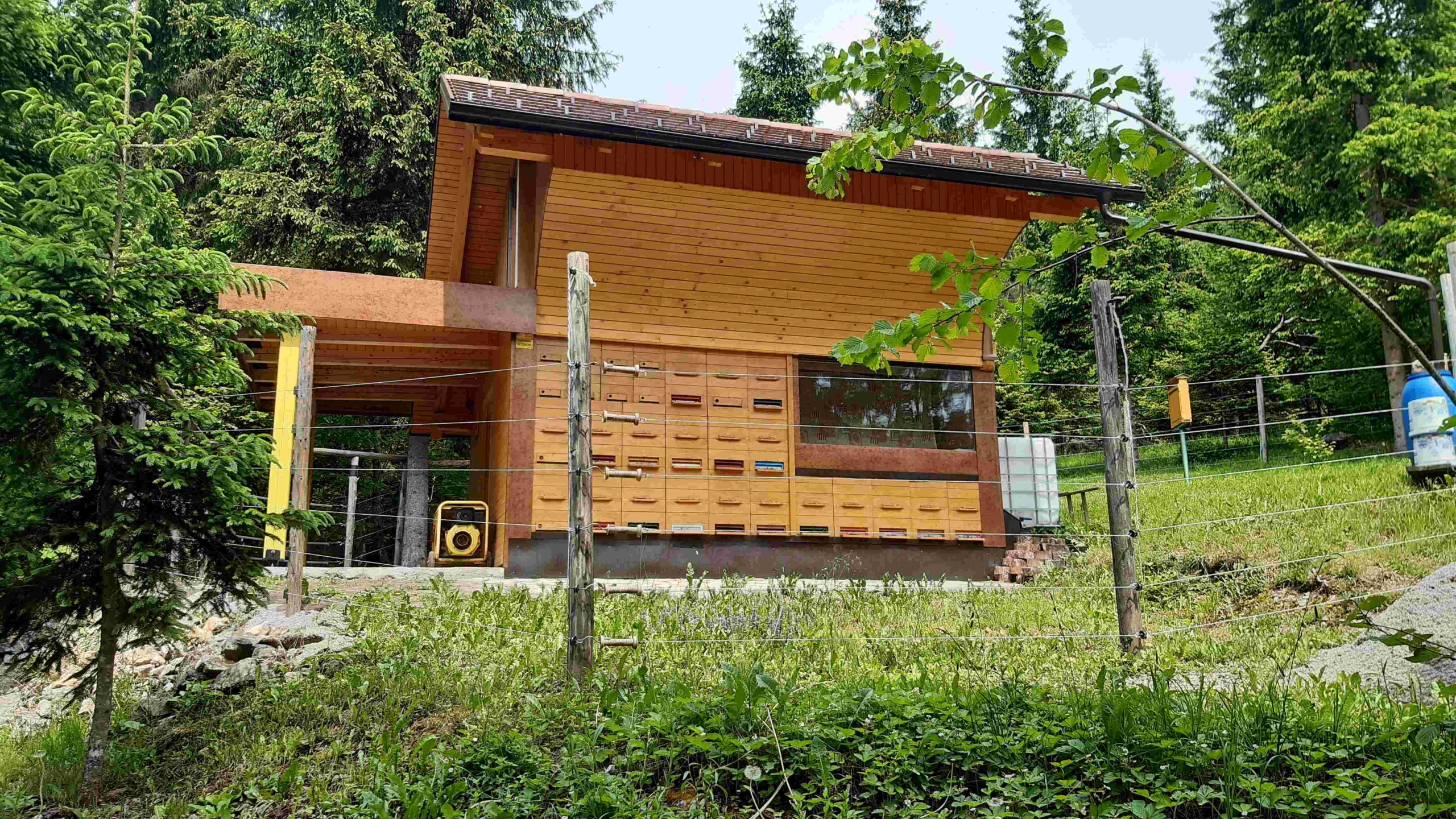 Stacionarni čebelnjak z elektroograjo, avtor Tine Gotar